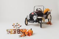 Herbst-Kinder-Fotoshooting,-Tretauto,-Vintage_Johanna-Burosch-PHOTOGRAPHY_1